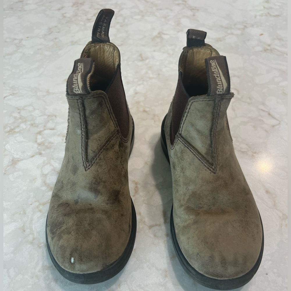 COPY - Blundstone Kids Brown Suede size 11